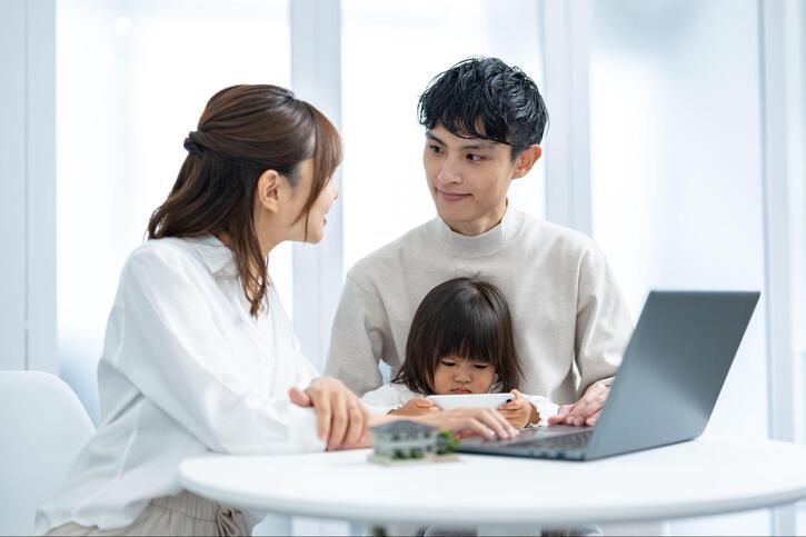 子育てしながら働く人は増加している？